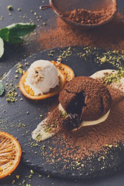 Çikolatalı fondan Creme anglaise ve vanilyalı dondurma ile