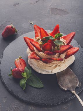 Anna Pavlova pasta siyah arka plan üzerine çilek ile