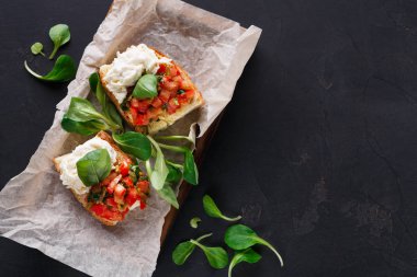 Bruschetta peynir ve siyah arka plan üzerine sebze ile
