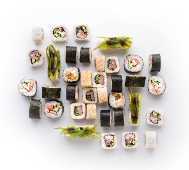 Beyaz arka plan üzerinde izole suşi çeşitler