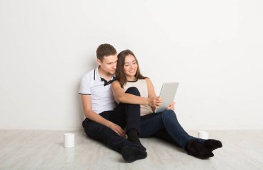 Genç çift örümcek ağı dalga köpüğü üstünde laptop