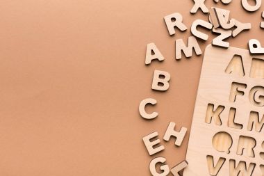 Ahşap tahta İngiliz alfabesinde geçerli olan harfleri ile