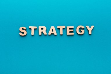 Mavi arka plan üzerinde kelime strateji