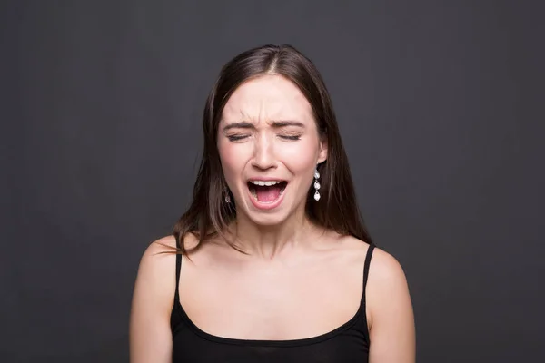 Emocionální žena pláče portrét na tmavém pozadí — Stock fotografie