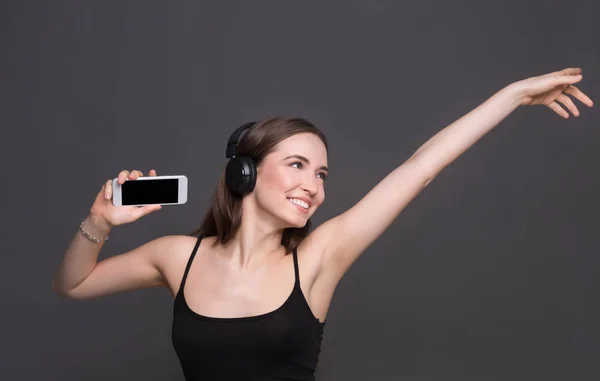 Mulher ouvir música em fones de ouvido, tiro estúdio — Fotografia de Stock