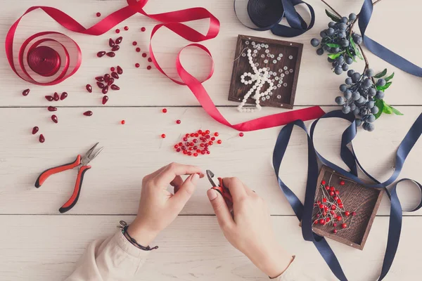 Femme faisant des bijoux, atelier à la maison, passe-temps — Photo