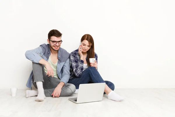 Pareja en el sitio web de entrega de alimentos en el ordenador portátil, llamando en el móvil para hacer un pedido — Foto de Stock