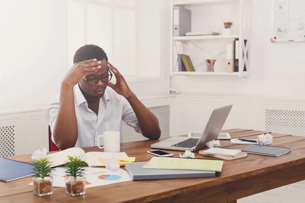 Empleado afroamericano cansado en el lugar de trabajo —  Fotos de Stock