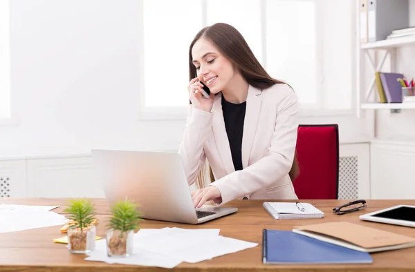 İş konuşalım, kadın ofiste telefonla danışmanlık — Stok fotoğraf