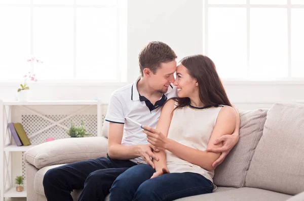 Молода пара задоволена результатами тесту на вагітність — стокове фото