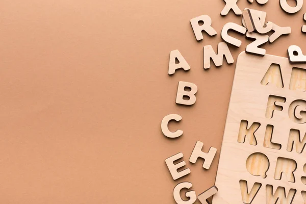 Tavola di legno con lettere in alfabeto inglese — Foto Stock