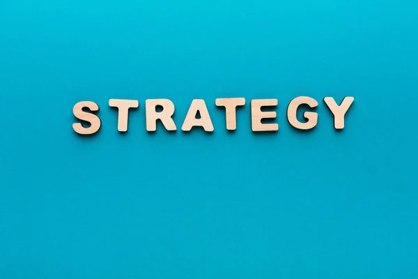 Strategia parola su sfondo blu — Foto Stock