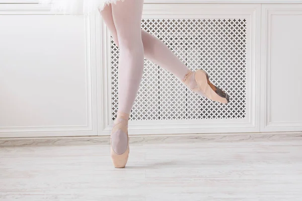 Balerin pointe ayakkabı, zarif bacakları, bale arka plan