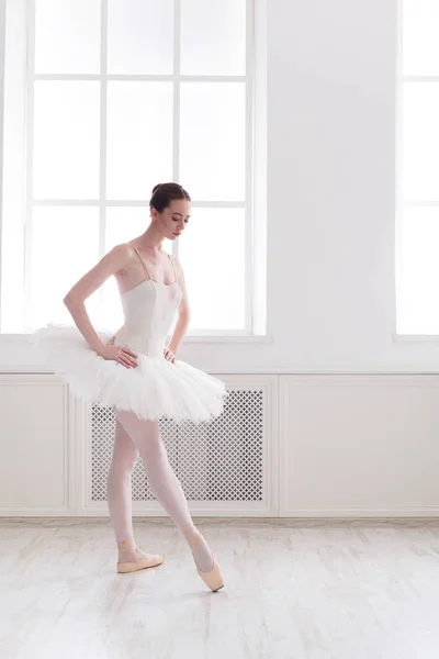 Beautiful ballerina dance in ballet class — Stock Photo, Image