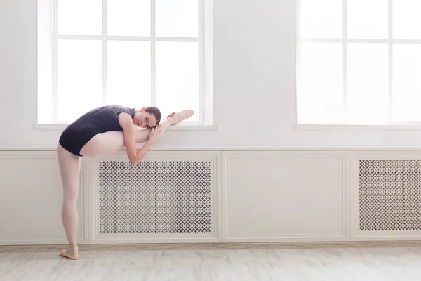 Schlanke und anmutige Ballerina beim Stretching-Kurs — Stockfoto