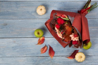 Siyah arka plan üzerine çiçek kompozisyon