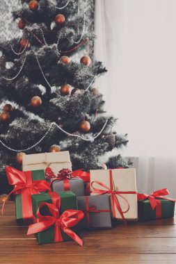 Bir şekilde dekore edilmiş ağaç arka planda, tatil kavramı Noel hediyeleri