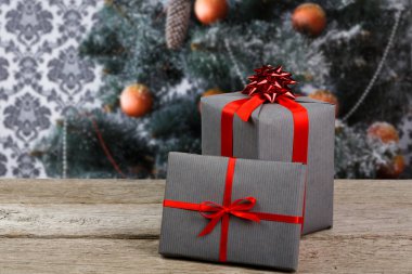 Bir şekilde dekore edilmiş ağaç arka planda, tatil kavramı Noel hediyeleri