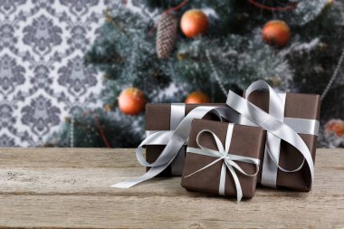 Bir şekilde dekore edilmiş ağaç arka planda, tatil kavramı Noel hediyeleri