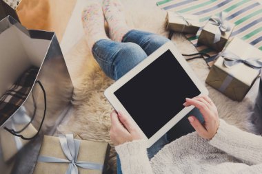 Kadın Noel alışveriş online tablet ile Üstten Görünüm