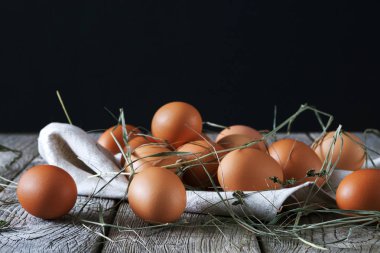 Rustik ahşap, organik tarım kavramı üzerinde taze tavuk kahverengi yumurta