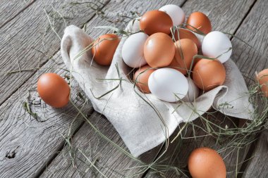 Rustik ahşap, organik tarım kavramı üzerinde taze tavuk kahverengi yumurta