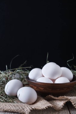 Taze tavuk beyaz ve kahverengi çuval closeup, arka plan tarım organik yumurta