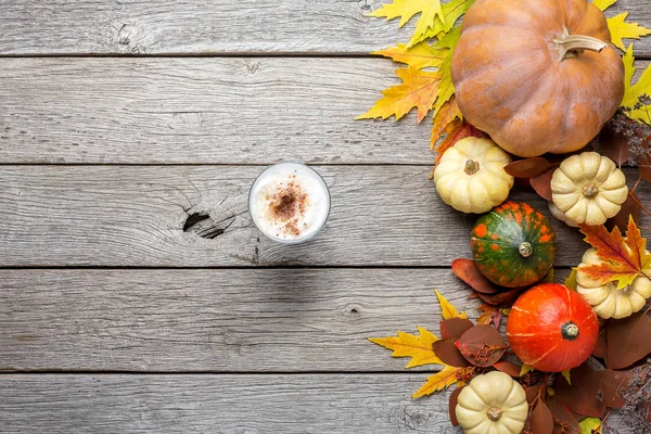 Fondo otoñal con hojas amarillas y calabazas —  Fotos de Stock