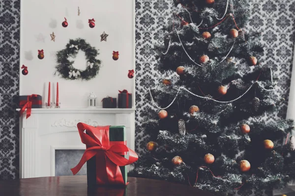 Kerstcadeau op ingerichte kamer achtergrond, concept vakantie — Stockfoto