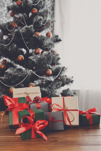 Bir şekilde dekore edilmiş ağaç arka planda, tatil kavramı Noel hediyeleri