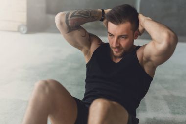 Çapraz egzersizi için abs fitness egzersiz genç adam