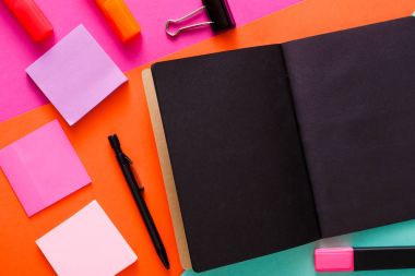 Şık siyah Not Defteri ile modern yaratıcı çalışma alanı