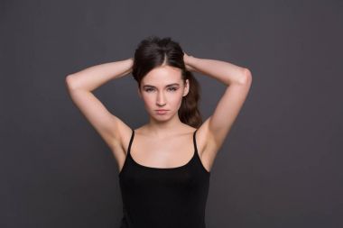 Kameraya bakarak saç elleriyle kızgın kadın