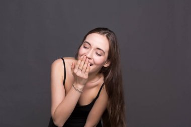 Genç çekici kadın portre gülüyor