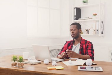 İşadamı rahat Office siyah, laptop ile çalışmak