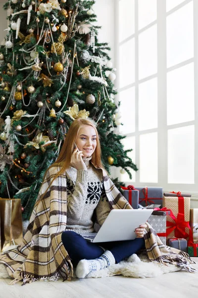 Giovane donna shopping online in accogliente interni di Natale — Foto Stock