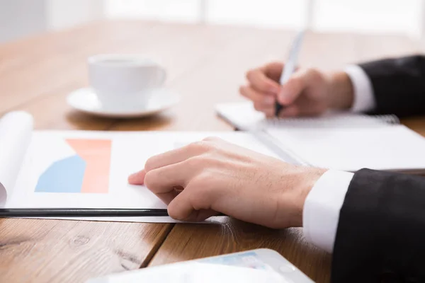 Man het maken van notities op werkplek, zijaanzicht — Stockfoto