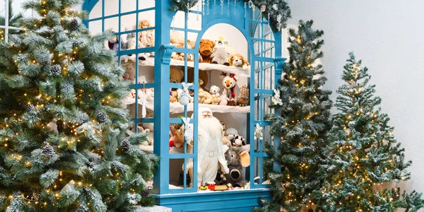 Díszített karácsonyfa girland fényes háttérben — Stock Fotó