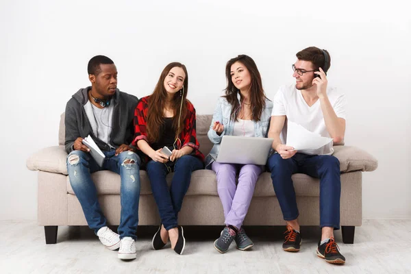 Jóvenes diversos escuchan música con gadgets — Foto de Stock