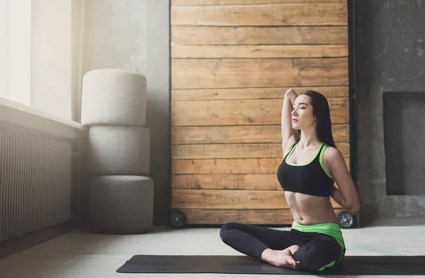 Jovem mulher atraente praticando ioga — Fotografia de Stock