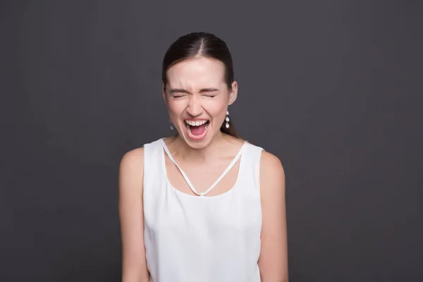 Urlando giovane donna con gli occhi chiusi — Foto Stock