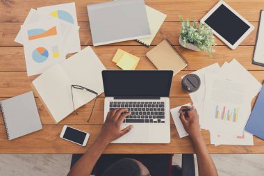 Afrikalı-Amerikalı işadamı iş, Masa üstü görünümü