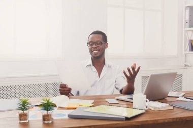 Genç siyah işadamı modern beyaz Office belgeleri okuyun