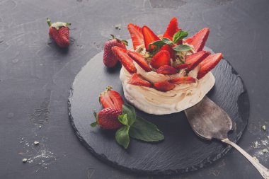 Anna Pavlova pasta siyah arka plan üzerine çilek ile