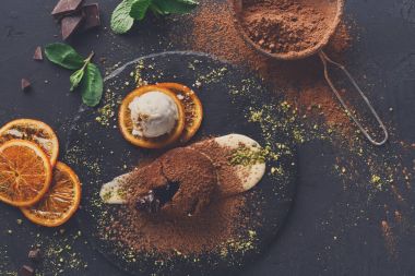 Çikolatalı fondan Creme anglaise ve vanilyalı dondurma ile