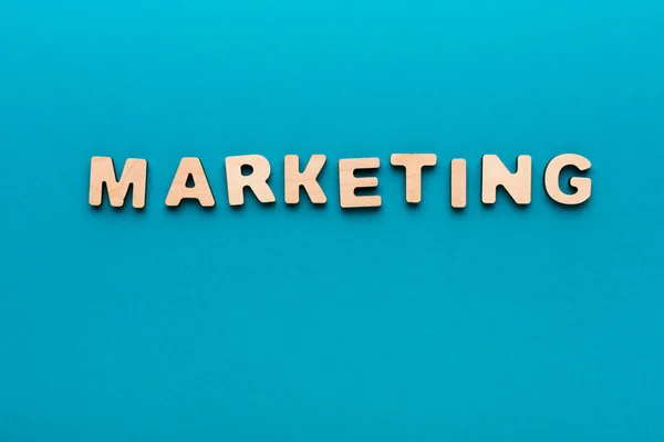 Word Marketing em fundo de madeira — Fotografia de Stock