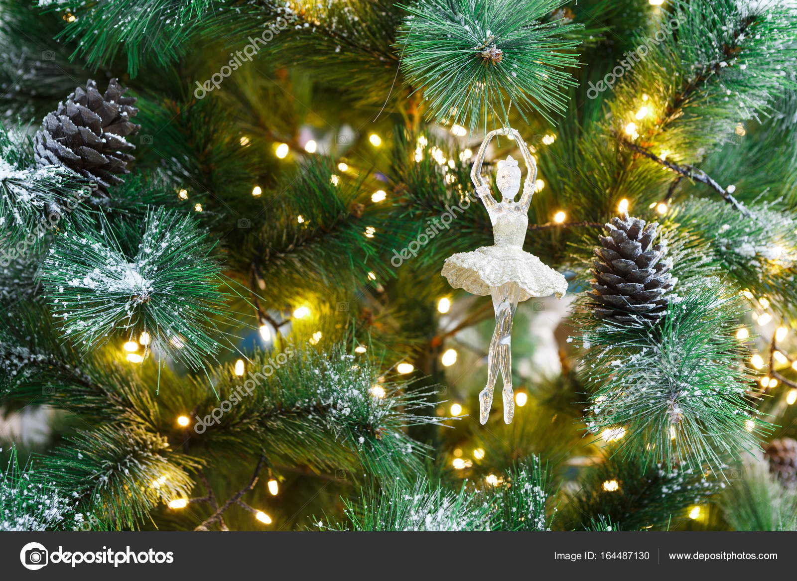 TÅ‚o wakacje Christmas tree ÅšwiÄ™ta magia i piÄ™kno GaÅ‚Ä™zie drzewa sosny puszysty z szyszki posypany Å›niegiem i ozdobione bÅ‚yszczÄ…cy garland