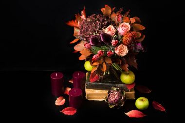 Sonbahar buket ve siyah arka plan, mumlar