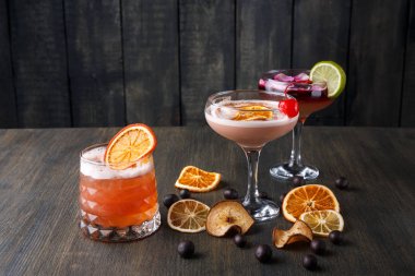 Rustik ahşap arka plan üzerinde renkli kokteyller