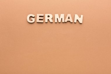 Bej renkli arka plan üzerinde kelime Almanca